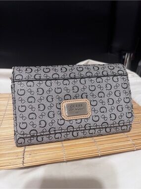 Vintage Guess Light Gray Background w/Black G monogram Trifold Wallet